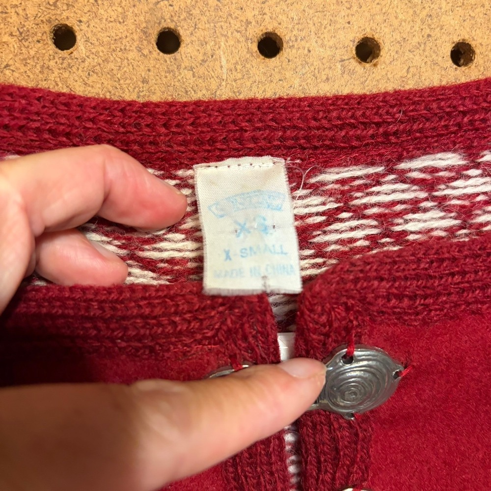 LL Bean Sweater XS Red Nordic Fair Isle Pewter Clasp Wool Pullover Oversized VTG - Picture 4 of 5